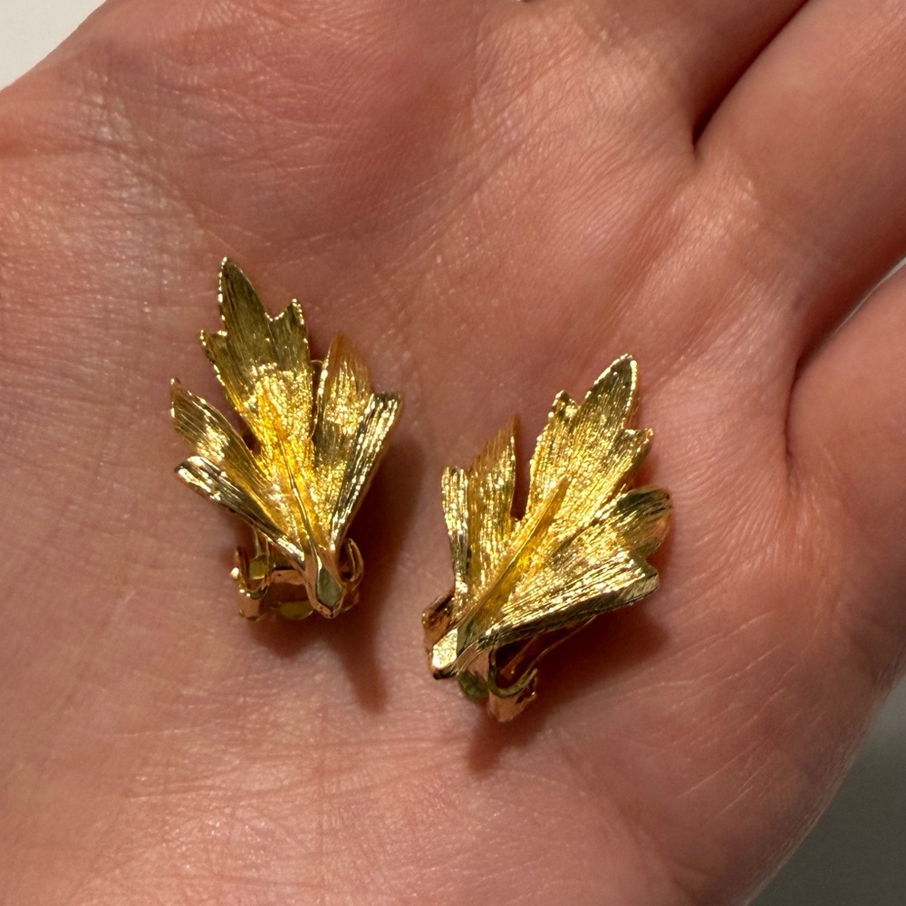 🎆3 FOR$20🎆 Gold Leaf Clip-On Earrings